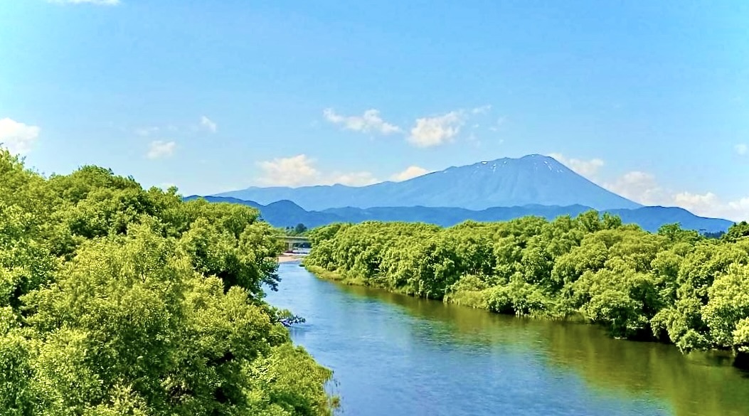 盛岡の北上川と岩手山
